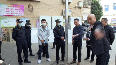 小區(qū)保安亭修繕引風(fēng)波 物業(yè)施工堵路，業(yè)主回家難